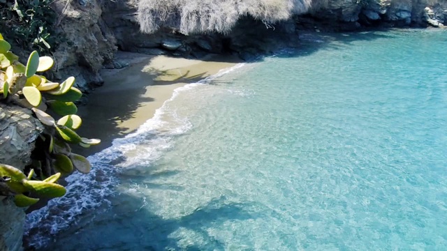 希腊克里特岛的岩石海岸和溅起的海浪视频素材