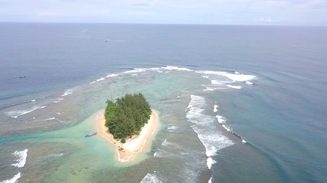 海洋中热带岛屿的鸟瞰图视频素材