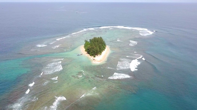 海洋中热带岛屿的鸟瞰图视频素材