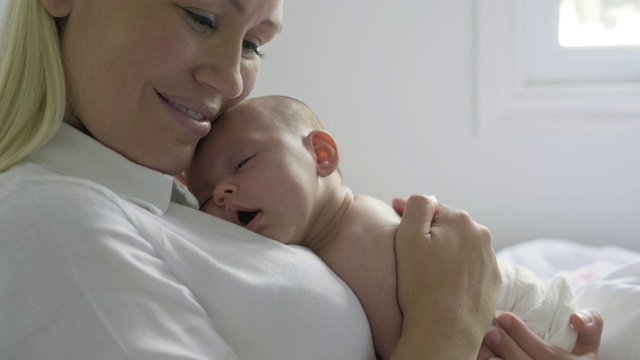 母亲抱着刚出生的婴儿。视频素材
