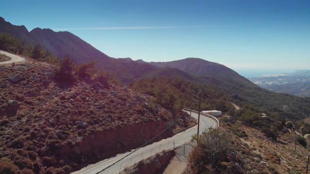 希腊克里特岛，蜿蜒的道路和岩石山景观视频素材