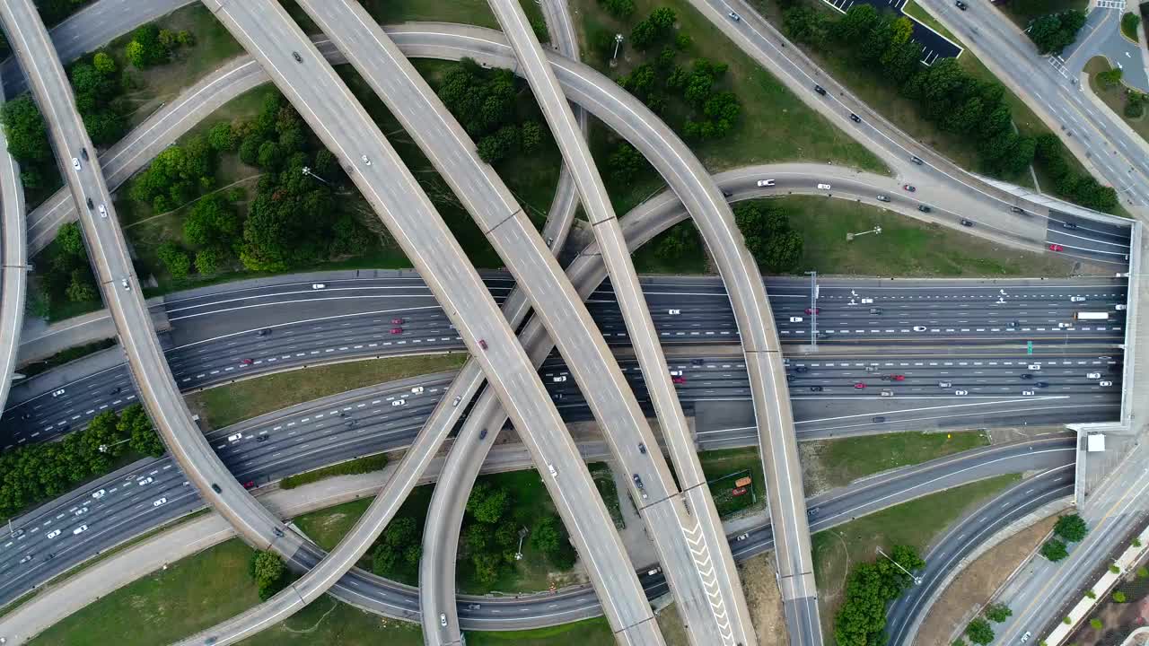 高速公路路口顶部的航拍影像视频素材