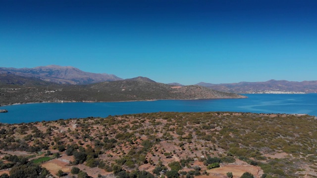 希腊克里特岛，有岛屿和岩石山的农田风景视频素材