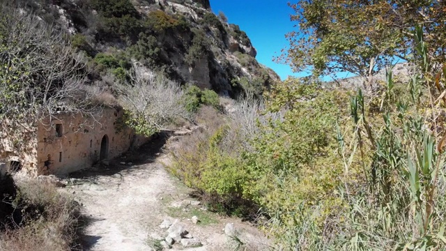 通往岩石山景观的土路视频素材