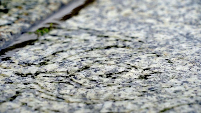 秋天的雨水滴落在街道上，形成巨大的气泡视频素材