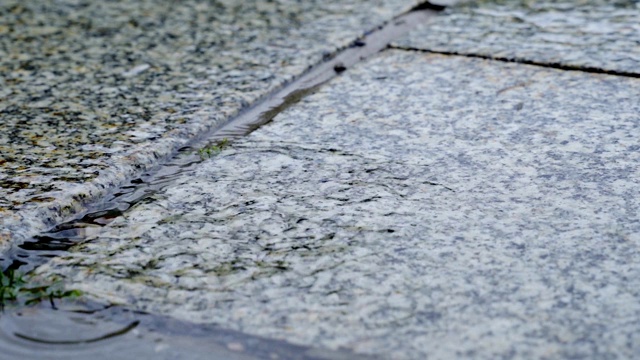 秋天的雨水滴落在街道上，形成巨大的气泡视频素材