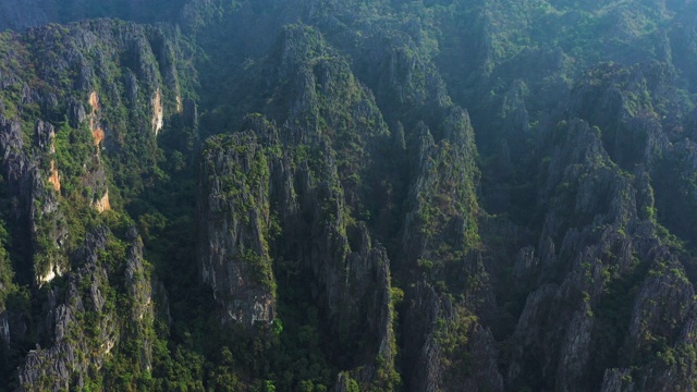 从上面俯瞰，Vang Vieng一组令人惊叹的石灰岩山脉。万荣是老挝万象省的一个旅游小镇。视频素材