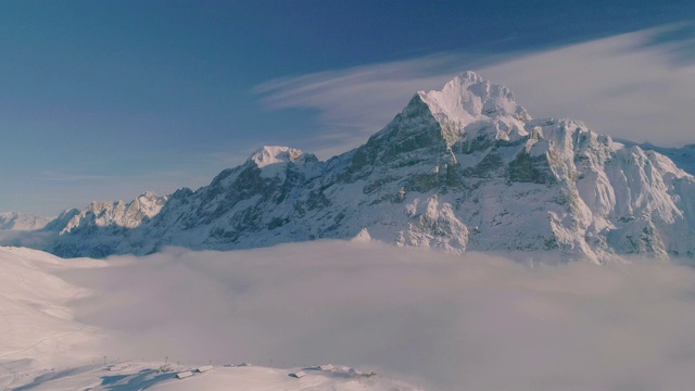 空中飞行穿越雪山在美丽的早晨在瑞士视频下载