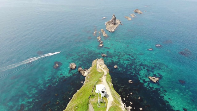 鸟瞰图的海角神尾在北海道无人机-美丽的Saitan蓝色的海和新鲜的绿色，从天空通过悬崖-视频素材