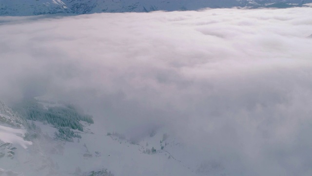 穿过云飞到雪山的山顶视频下载