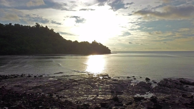 鸟瞰大海，美丽的日出和壮观的云景视频素材