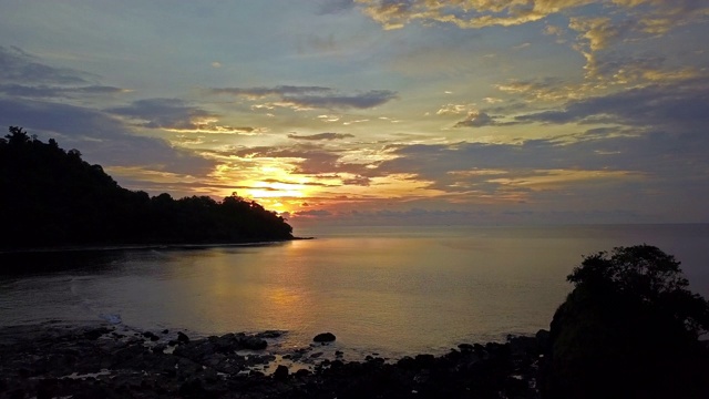 鸟瞰大海，美丽的日出和壮观的云景视频素材