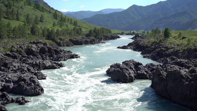 绿松石般湍急的山河从火山岩中流过视频素材