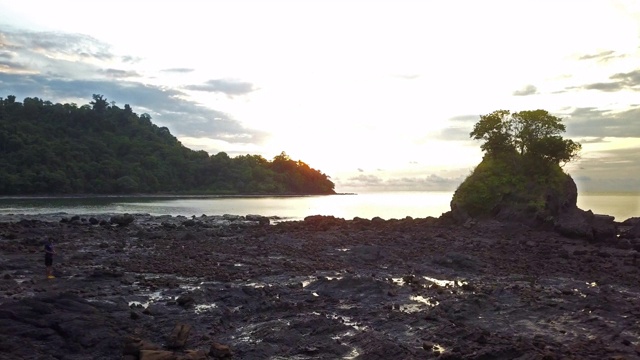 鸟瞰大海，美丽的日出和壮观的云景视频素材