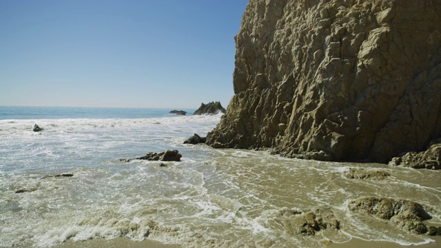 在斗牛士海滩海浪到达海岸视频素材