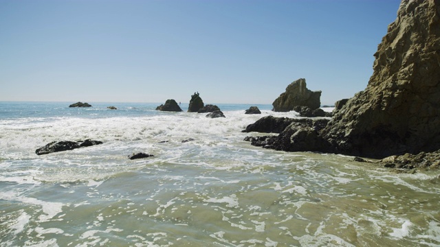 海浪到达了斗牛士海滩的海岸视频素材