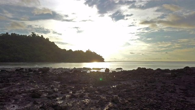 鸟瞰大海，美丽的日出和壮观的云景视频素材