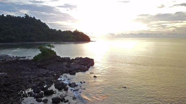 鸟瞰大海，美丽的日出和壮观的云景视频素材