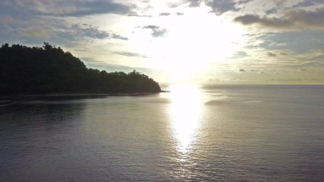 鸟瞰大海，美丽的日出和壮观的云景视频素材