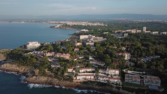 飞越加泰罗尼亚萨卢(Costa Dorada)的海岸线。西班牙夏季旅游目的地视频素材