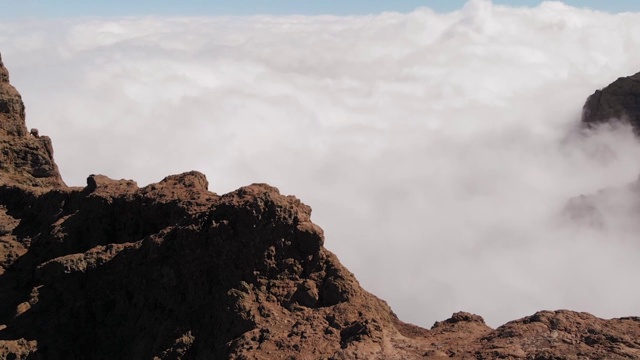 令人惊叹的鸟瞰图，火山岩石下的密集云层，Pico de las Nieves，大加那利岛视频素材