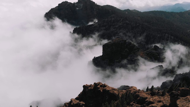 鸟瞰图-美丽的云卷在峡谷的山，从高海拔的火山起源山谷，Pico de las Nieves，大加那利亚视频素材