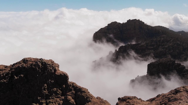 鸟瞰图-松树林在火山的一边，山脉和山谷，皮科德拉斯尼夫斯，大加那利亚视频素材