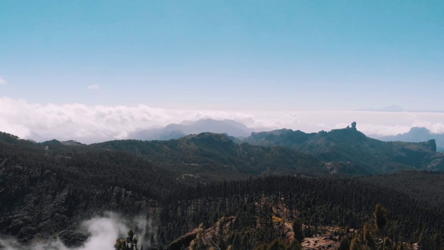 电影鸟瞰图-厚云在山区，皮科德拉斯尼夫斯，大加那利亚视频素材