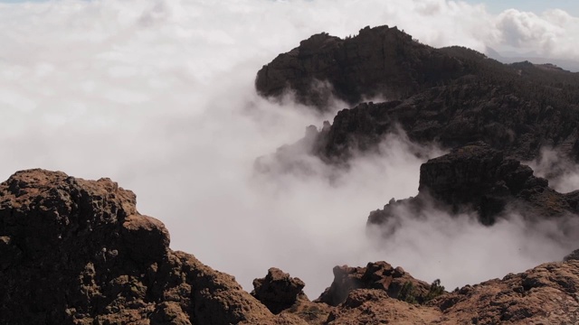 许多美丽的云，火山起源的山，从高处看。大加那利岛的皮科德拉斯尼夫斯视频素材