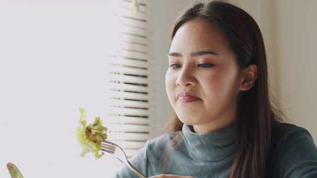 不喜欢吃蔬菜的亚洲女性视频素材