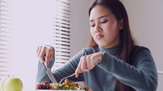 不喜欢吃蔬菜的亚洲女性视频素材