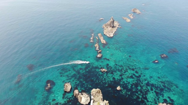 鸟瞰图的海角神尾在北海道无人机-美丽的Saitan蓝色的海和新鲜的绿色，从天空通过悬崖-视频下载