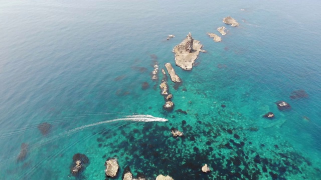 鸟瞰图的海角神尾在北海道无人机-美丽的Saitan蓝色的海和新鲜的绿色，从天空通过悬崖-视频下载