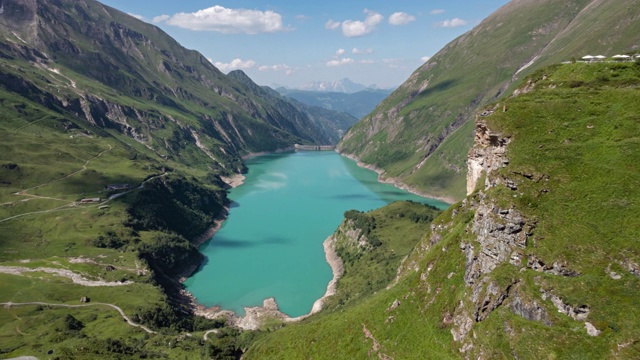 奥地利萨尔茨堡地区Hohe Tauern的卡普伦高山水库Mooserboden Stausee上的Wasserfallboden湖的超级崩塌。视频素材