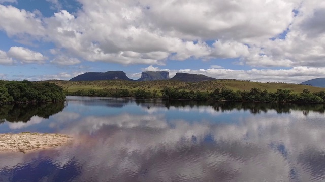 Canaima National Park tepuis的鸟瞰图:是eam、Kusary和Kurawaik。委内瑞拉视频素材