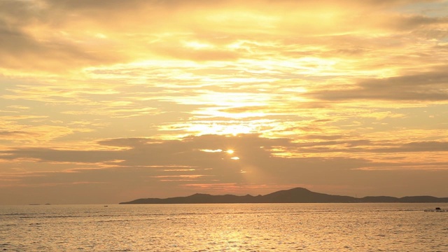 金色的夕阳下，香蕉船和水上摩托艇在海上飞驰视频素材