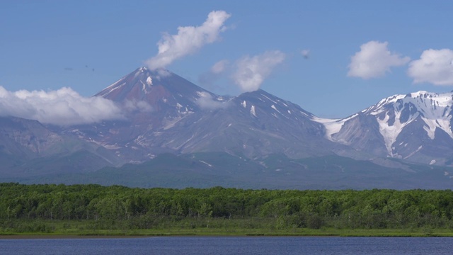 夏天，火山、高山湖泊、白云飘过山峰附近的蓝天视频素材