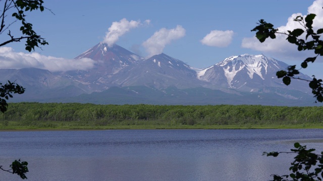 令人惊叹的活火山，高山湖中的倒影，蓝天白云视频素材