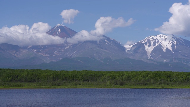 锥形的活火山，高山湖泊，云飘过蓝天附近的山视频素材