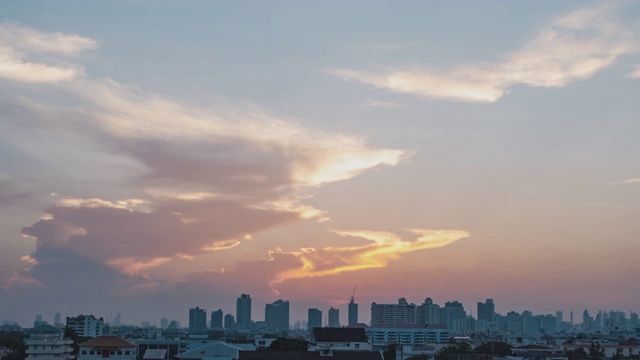 白天到夜晚的延时云天空景观。视频素材