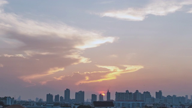 白天到夜晚的延时云天空景观。视频素材