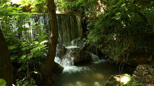 在托罗斯山脉的这一美丽的景色中，一条河流流过岩石。
土耳其安纳托利亚/ 06/22/2014视频素材