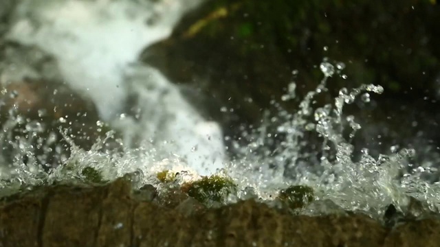 在托罗斯山脉的这一美丽的景色中，一条河流流过岩石。
土耳其安纳托利亚/ 06/22/2014视频素材