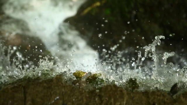 在托罗斯山脉的这一美丽的景色中，一条河流流过岩石。
土耳其安纳托利亚/ 06/22/2014视频素材