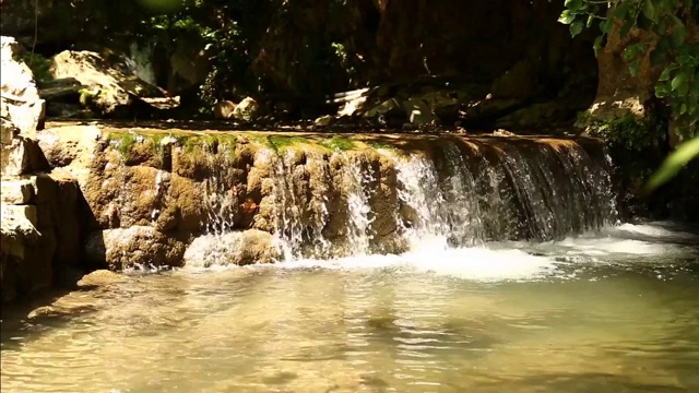 在托罗斯山脉的这一美丽的景色中，一条河流流过岩石。
土耳其安纳托利亚/ 06/22/2014视频素材