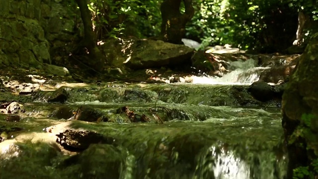 在托罗斯山脉的这一美丽的景色中，一条河流流过岩石。
土耳其安纳托利亚/ 06/22/2014视频素材