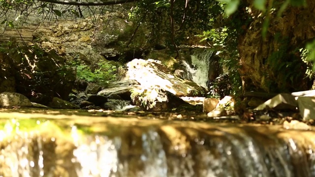 在托罗斯山脉的这一美丽的景色中，一条河流流过岩石。
土耳其安纳托利亚/ 06/22/2014视频素材