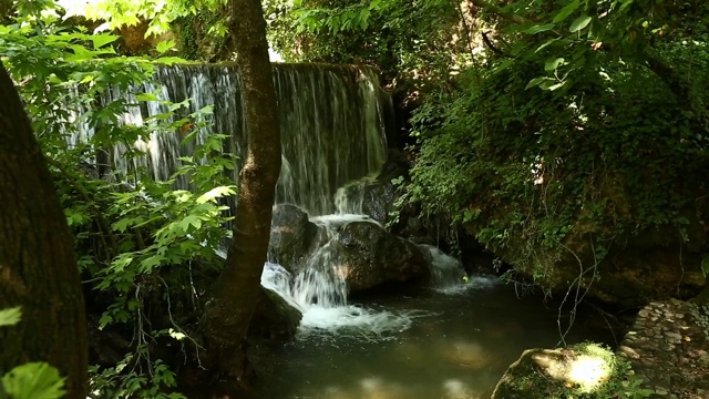 在托罗斯山脉的这一美丽的景色中，一条河流流过岩石。
土耳其安纳托利亚/ 06/22/2014视频素材