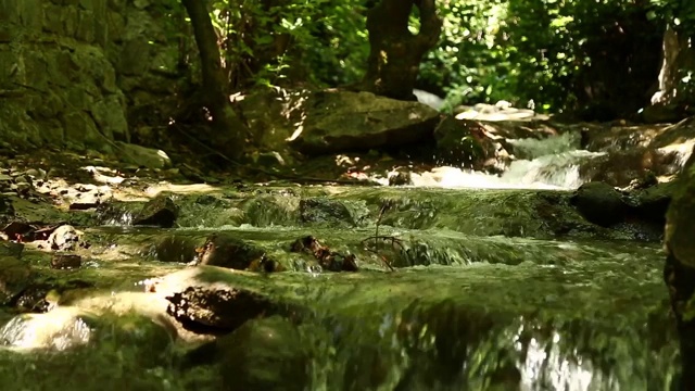 在托罗斯山脉的这一美丽的景色中，一条河流流过岩石。
土耳其安纳托利亚/ 06/22/2014视频素材