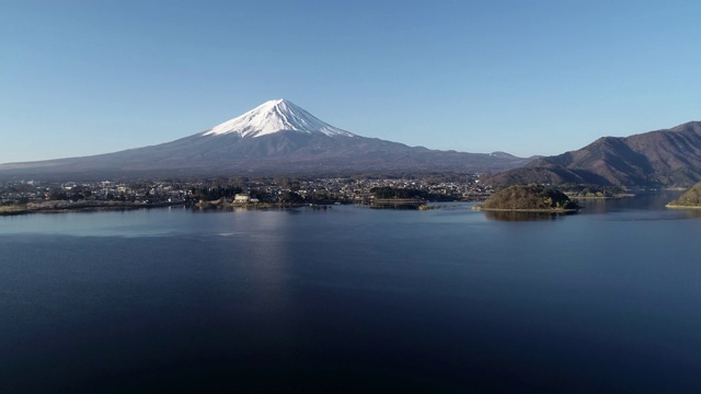 亚洲日本山梨县川口子的富士山和川口子湖视频素材